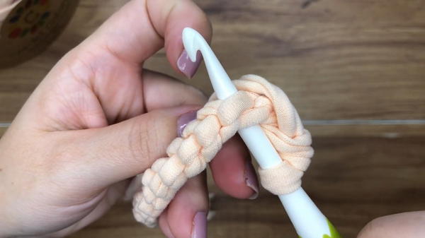 How To Crochet T-shirt Yarn Bag With Wooden Handle 3