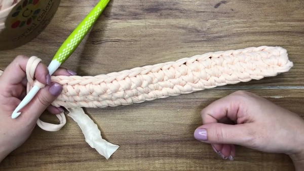 How To Crochet T-shirt Yarn Bag With Wooden Handle 4