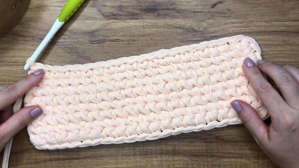 How To Crochet T-shirt Yarn Bag With Wooden Handle 5
