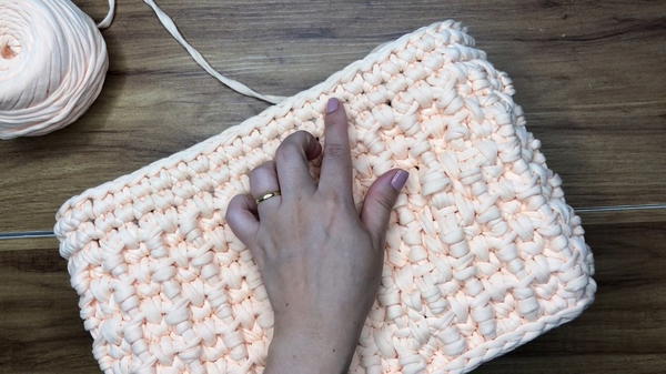 How To Crochet T-shirt Yarn Bag With Wooden Handle 7