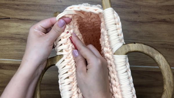 How To Crochet T-shirt Yarn Bag With Wooden Handle 8