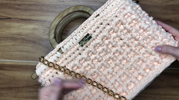 How To Crochet T-shirt Yarn Bag With Wooden Handle 9
