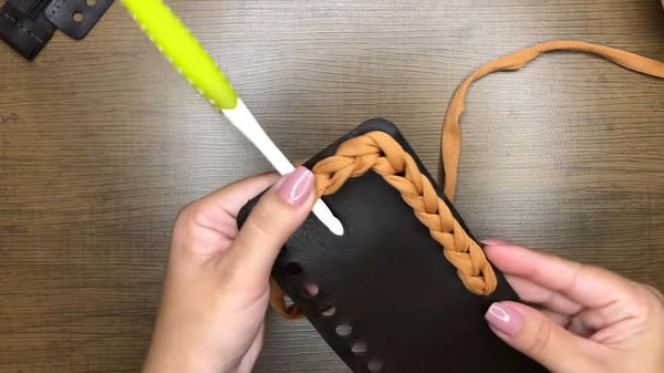 How To Crochet This Toiletry Bag (6)