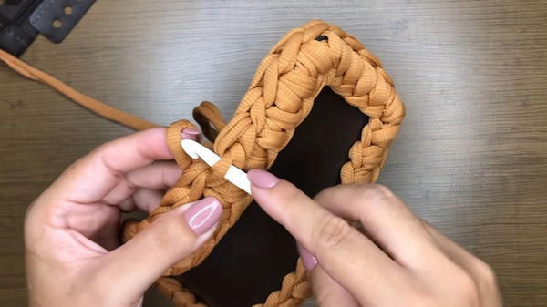 How To Crochet This Toiletry Bag (7)