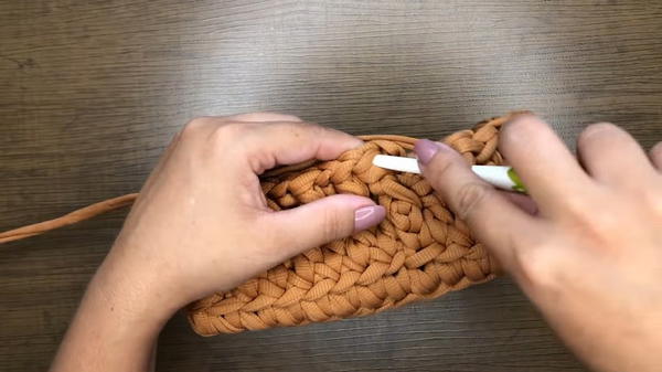 How To Crochet This Toiletry Bag (8)