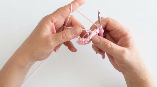 How to crochet the solid granny square (US terminology) 3