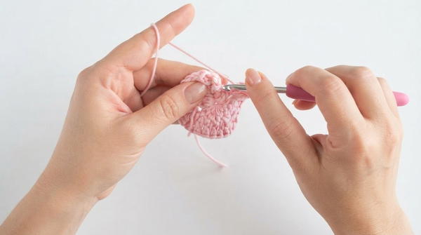 How to crochet the solid granny square (US terminology) 4