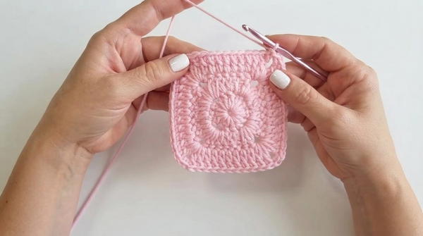 How to crochet the solid granny square (US terminology) 5