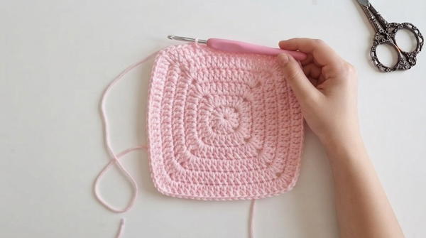 How to crochet the solid granny square (US terminology) 6