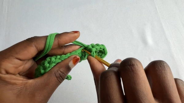 How To Crochet A Bag With the Herringbone Stitch Pattern (3)
