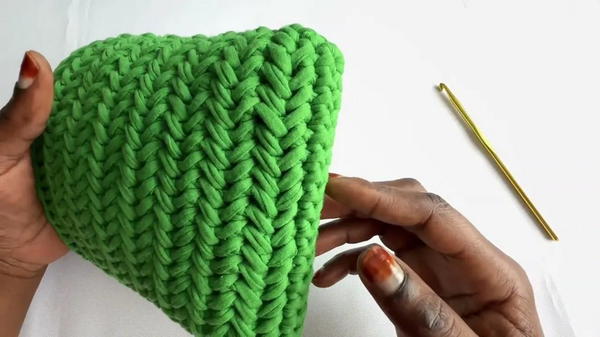 How To Crochet A Bag With the Herringbone Stitch Pattern (5)