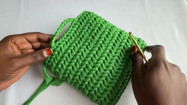 How To Crochet A Bag With the Herringbone Stitch Pattern (6)