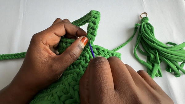 How To Crochet A Bag With the Herringbone Stitch Pattern (8)