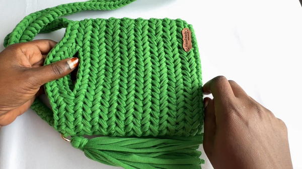 How To Crochet A Bag With the Herringbone Stitch Pattern (9)