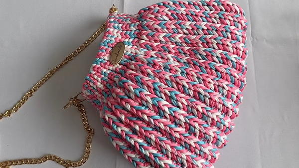 How To Crochet An Easy And Quick Bag With T-Shirt Yarn (11)