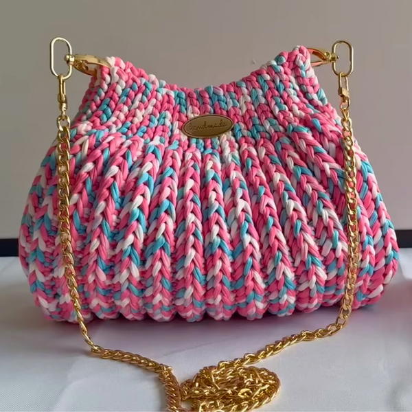 How To Crochet An Easy And Quick Bag With T-Shirt Yarn (13)