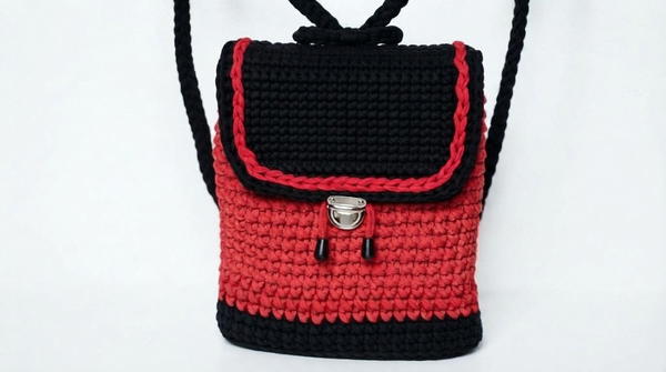 How To Crochet Backpack Made Of T-shirt Yarn 10