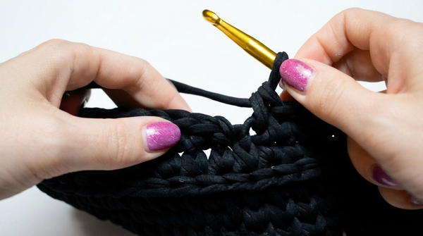 How To Crochet Backpack Made Of T-shirt Yarn 4