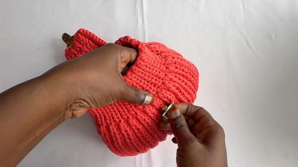 How To Crochet Easy Fancy Bag With T-shirt Yarn (7)