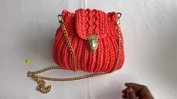 How To Crochet Easy Fancy Bag With T-shirt Yarn (8)
