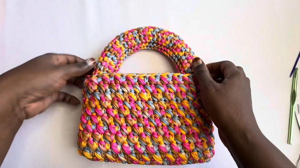 How To Crochet Stunning T-shirt Yarn Purse (10)