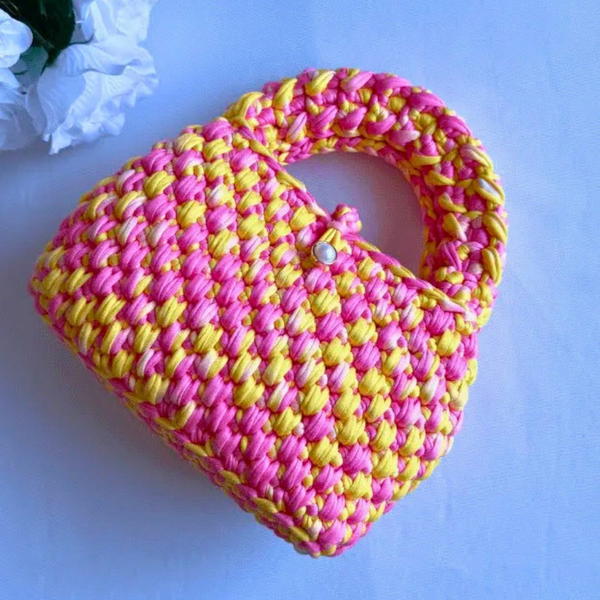 How To Crochet Stunning T-shirt Yarn Purse (11)