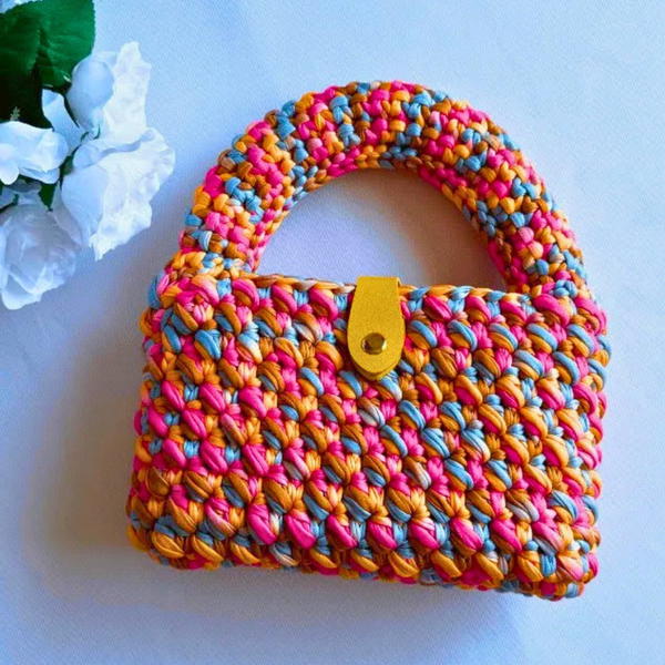 How To Crochet Stunning T-shirt Yarn Purse (12)