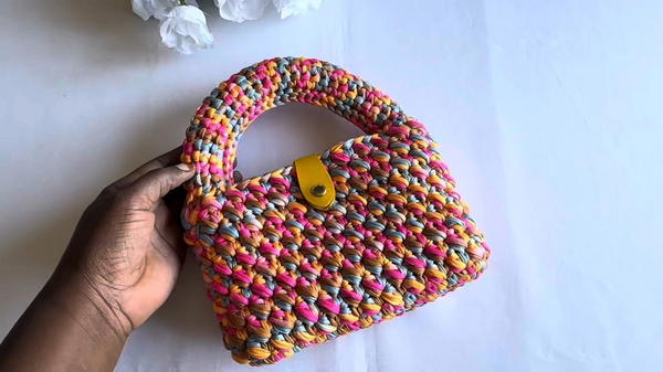 How To Crochet Stunning T-shirt Yarn Purse (2)