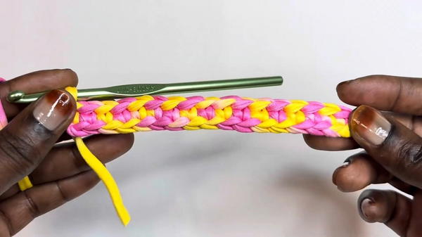 How To Crochet Stunning T-shirt Yarn Purse (4)