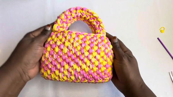 How To Crochet Stunning T-shirt Yarn Purse (9)