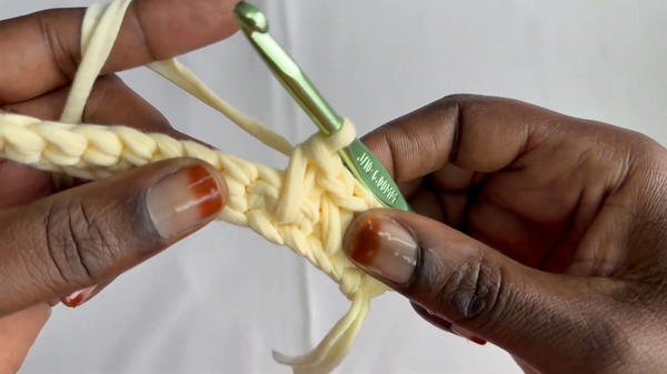 How To Crochet T-shirt Yarn Handbag (3)