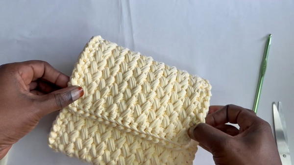 How To Crochet T-shirt Yarn Handbag (6)