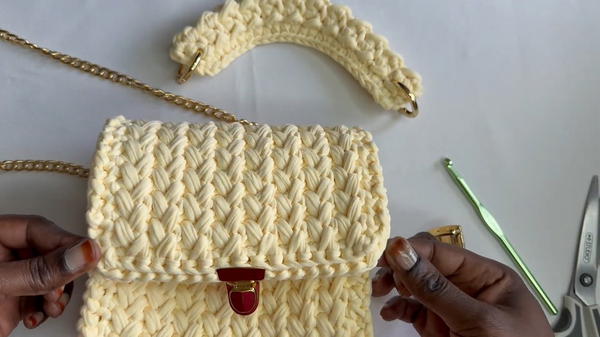 How To Crochet T-shirt Yarn Handbag (7)