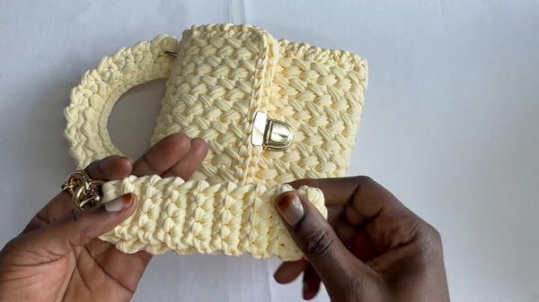 How To Crochet T-shirt Yarn Handbag (8)