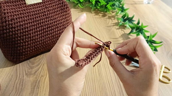 How To Crochet Very Easy And Quick Shoulder Bag 3