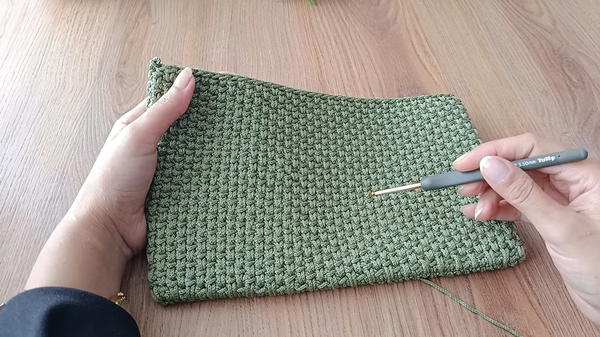 How To Crochet Very Easy Portfolio Hand Bag. (5)