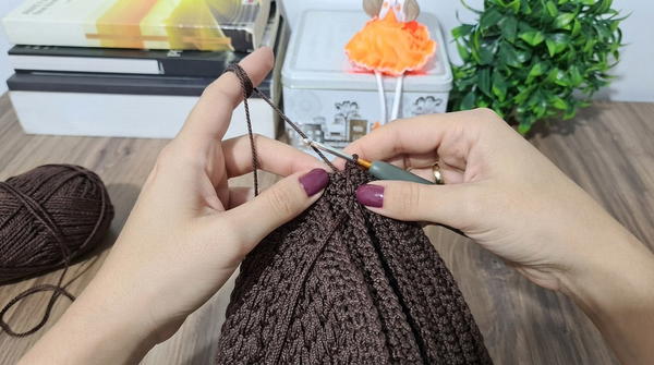 How To Crochet Very Easy Stunning Embossed Bag 8
