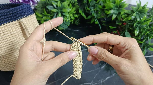 How To Crochet Very Easy Thessaloniki Stitch Looks On A Bag 3