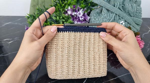 How To Crochet Very Easy Thessaloniki Stitch Looks On A Bag 7