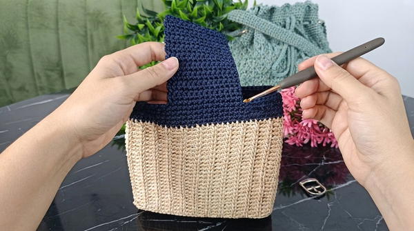 How To Crochet Very Easy Thessaloniki Stitch Looks On A Bag 8