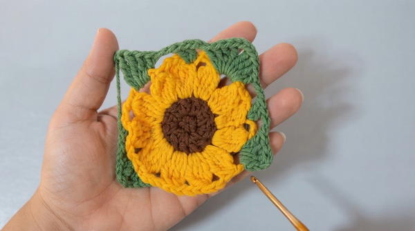 How to Crochet Flower Granny Square Bag 5