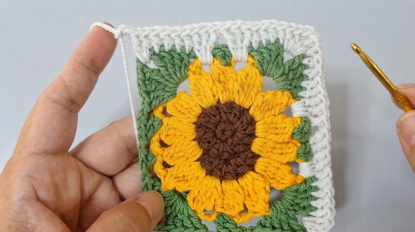 How to Crochet Flower Granny Square Bag 6