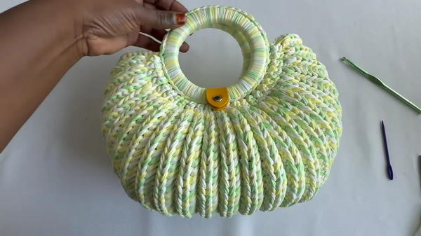How to Crochet a Bag with 🔥New Design 🌟 Simple and Wonderful (2)