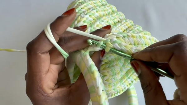 How to Crochet a Bag with 🔥New Design 🌟 Simple and Wonderful (7)