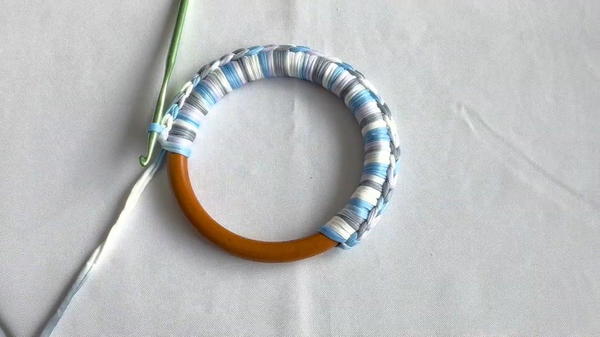 How to Crochet a Half Moon Bag (4)
