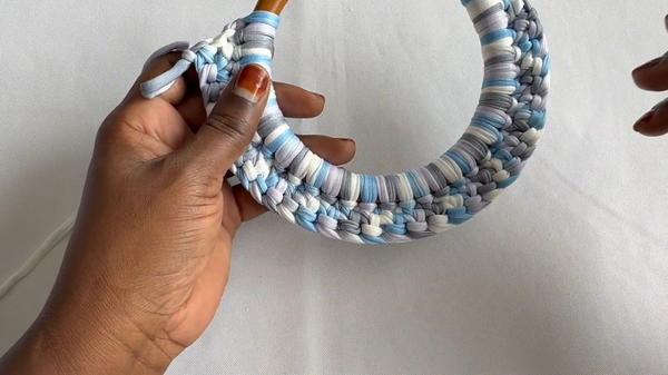 How to Crochet a Half Moon Bag (5)