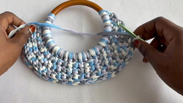 How to Crochet a Half Moon Bag (6)