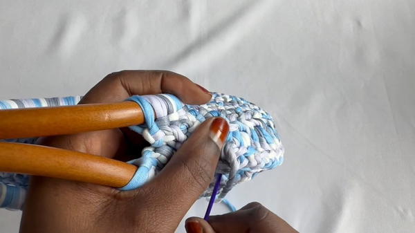 How to Crochet a Half Moon Bag (8)