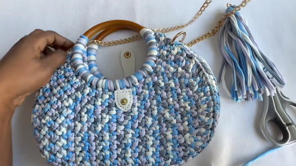How to Crochet a Half Moon Bag (9)