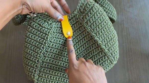 How to Crochet an Elegant Bag with a Simple design (7)